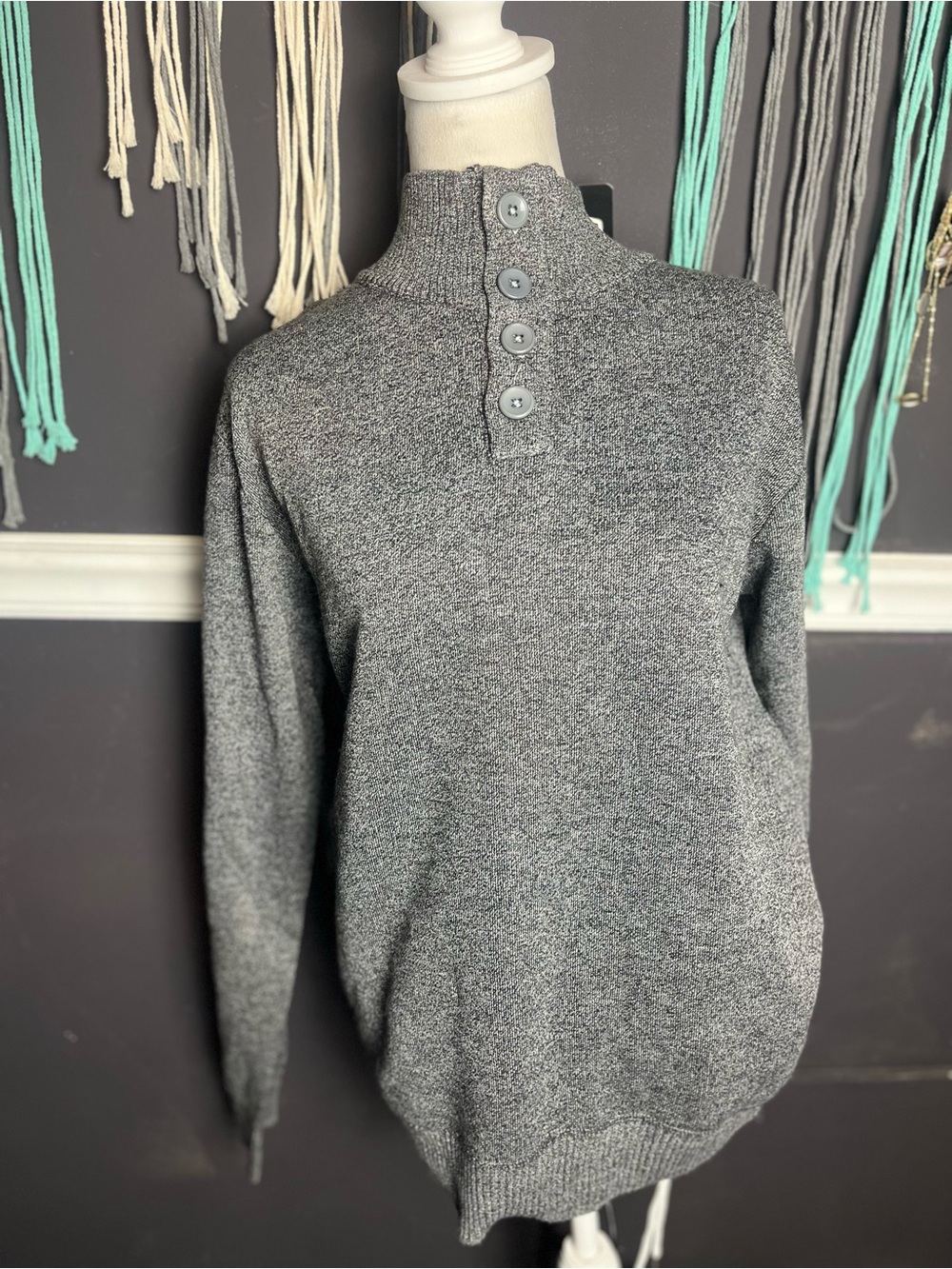 Mountain Expedition sweater Men’s size large, Gray